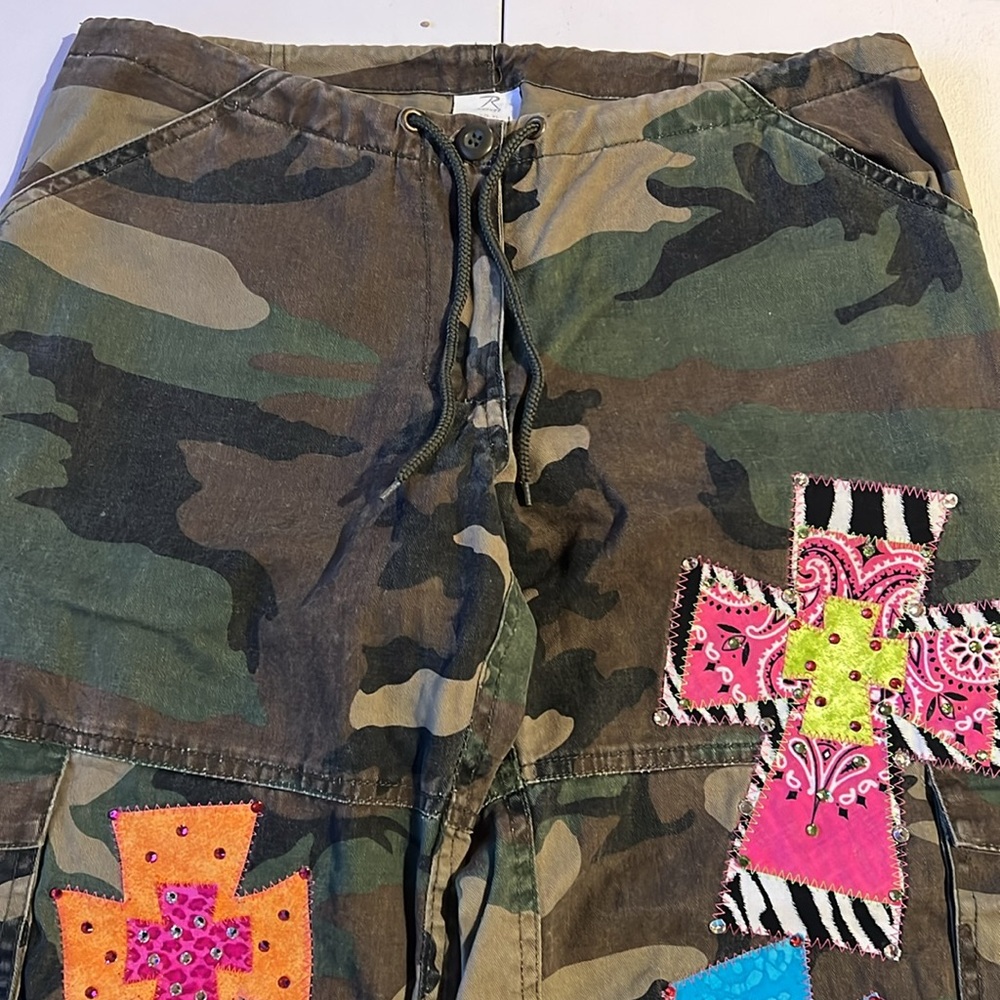 Camo crop pants with patches women’s XS - Picture 2 of 16